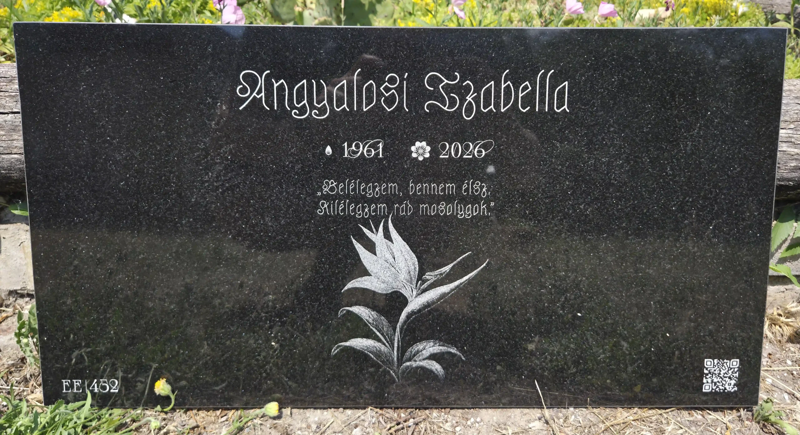 Velevné Angyalosi Izabella emlékére készült gránit emléktábla QR kóddal és virágmotívummal
